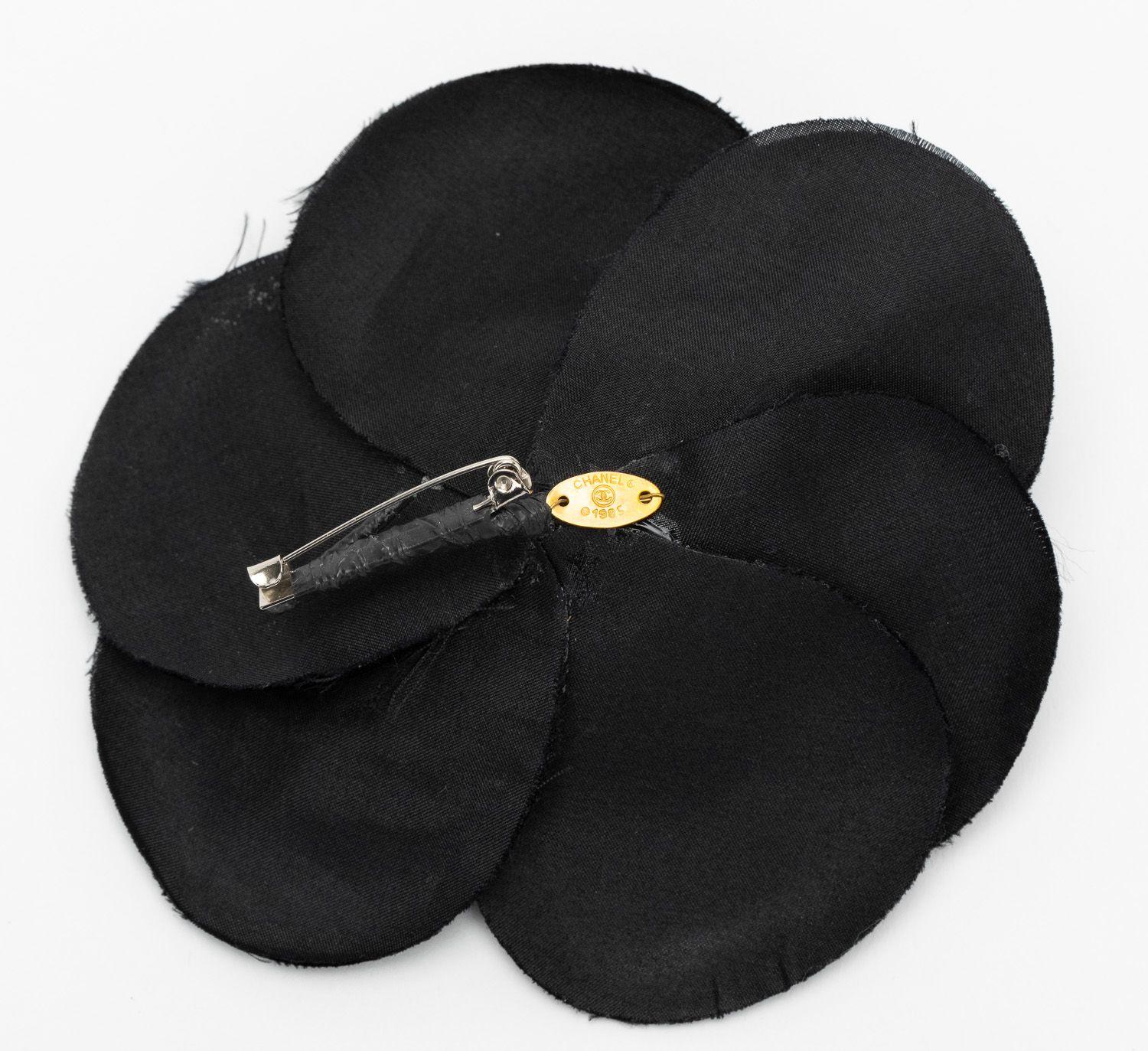 Chanel Vintage Camellia Pin Black 1985 In Excellent Condition For Sale In West Hollywood, CA