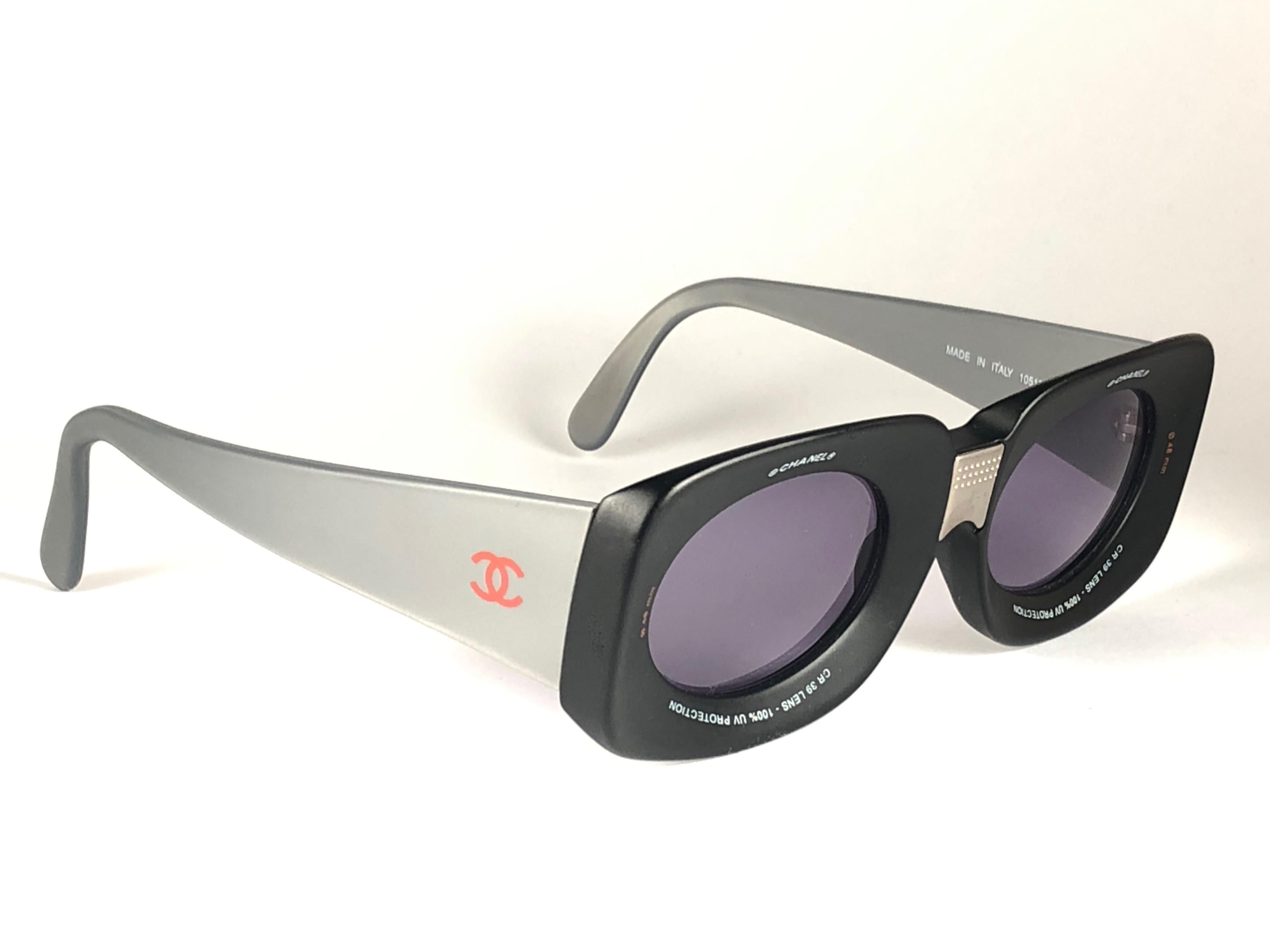 New Rare Chanel sunglasses.

A seldom and unique piece.

This pair of Chanel sunglasses is an absolute showstopper.

This pair may show minor sign of wear due to storage.

FRONT : 13 CMS
LENS HEIGHT : 3.6 CMS
LENS WIDTH : 4.6 CMS