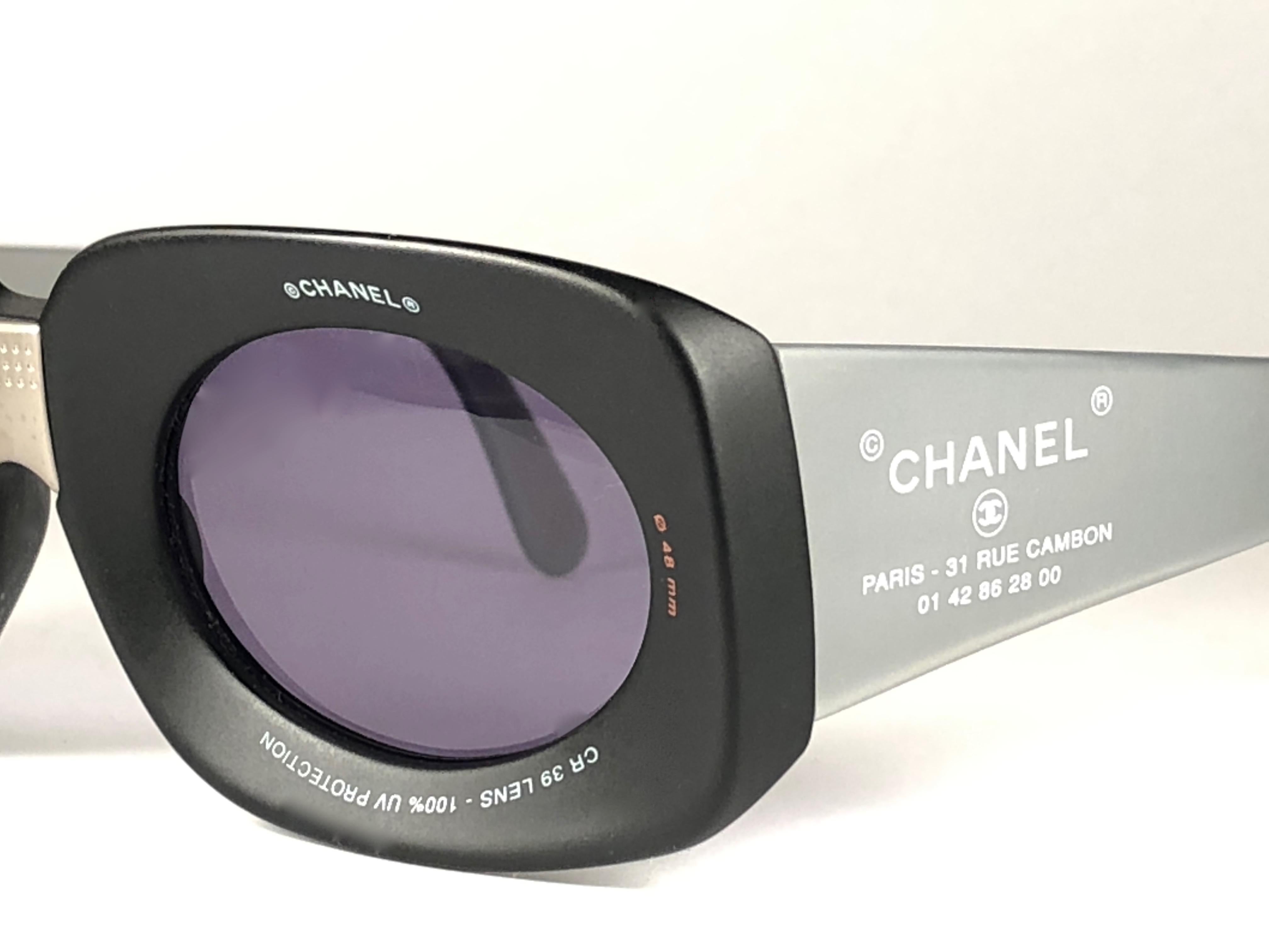 Chanel Vintage Camera Lens Black & Grey Sunglasses Made in Italy Collector Item In New Condition For Sale In Baleares, Baleares