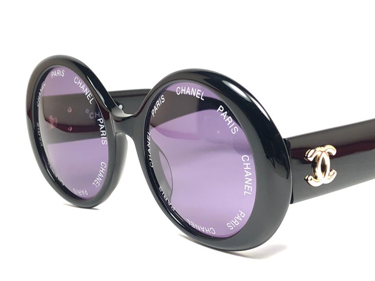 Chanel Vintage Camera Lens Black Sunglasses Made In Italy, Spring / Summer 1993  In New Condition In Amsterdam, Noord Holland