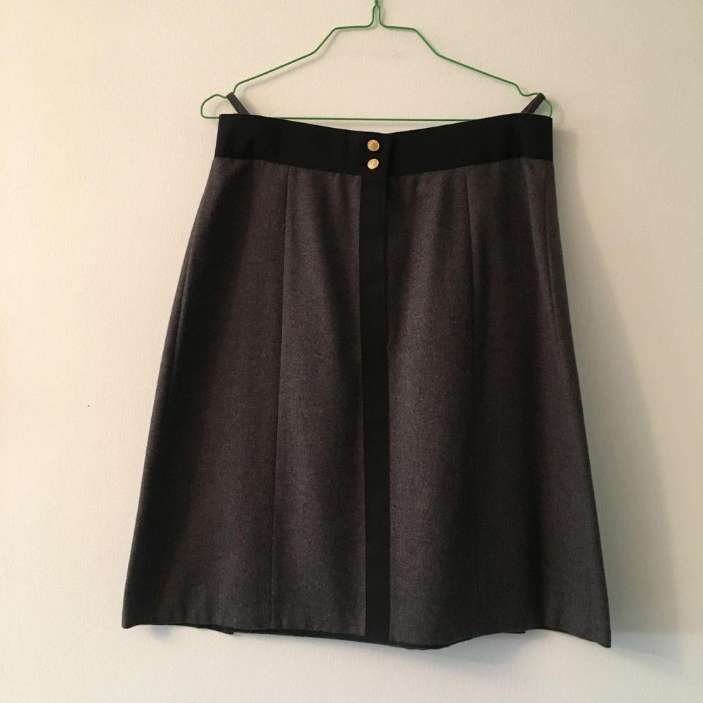 Chanel Vintage Cashmere Mid-Length Skirt in Grey

Chanel midi skirt. Missing composition and size label. We think it's cashmere. She wears a 40 \ 42. Measures 40cm waist, 58cm long. Very special golden buttons. Good general condition, shows only