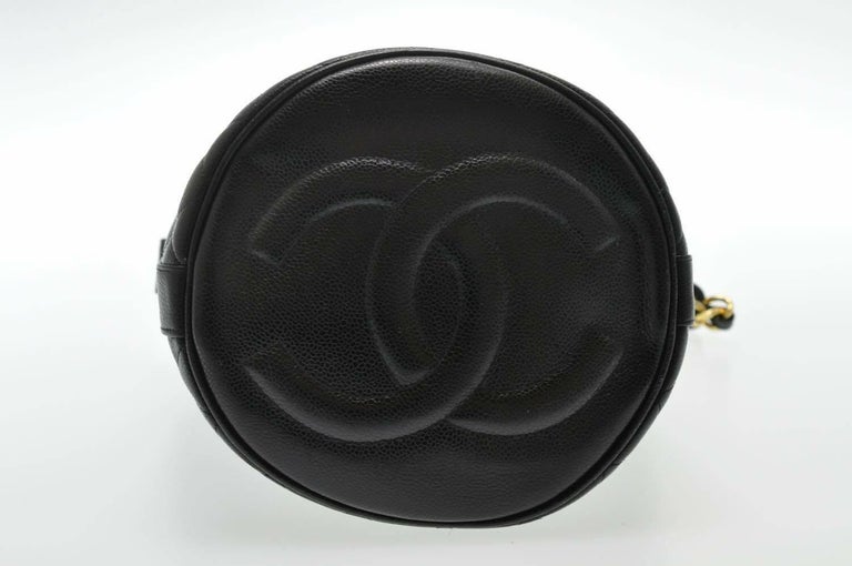 Chanel Vintage Caviar Drawstring CC Bucket Crossbody Bag For Sale 4