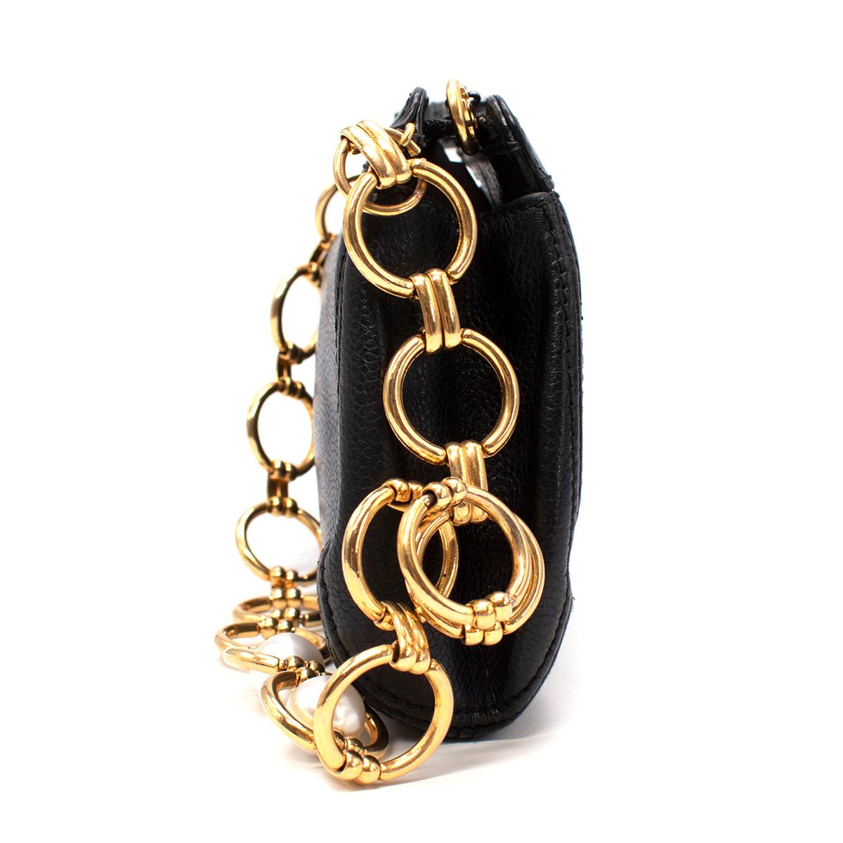 Chanel Vintage Caviar Leather Small Chain CC SHoulder Bag

- black caviar calfskin
- Chanel CC 
- Black zip fastening 
- One inside zip pocket 
- Gold-tone chain with two white faux pearls 

Made in Italy 


PLEASE NOTE, THESE ITEMS ARE PRE-OWNED