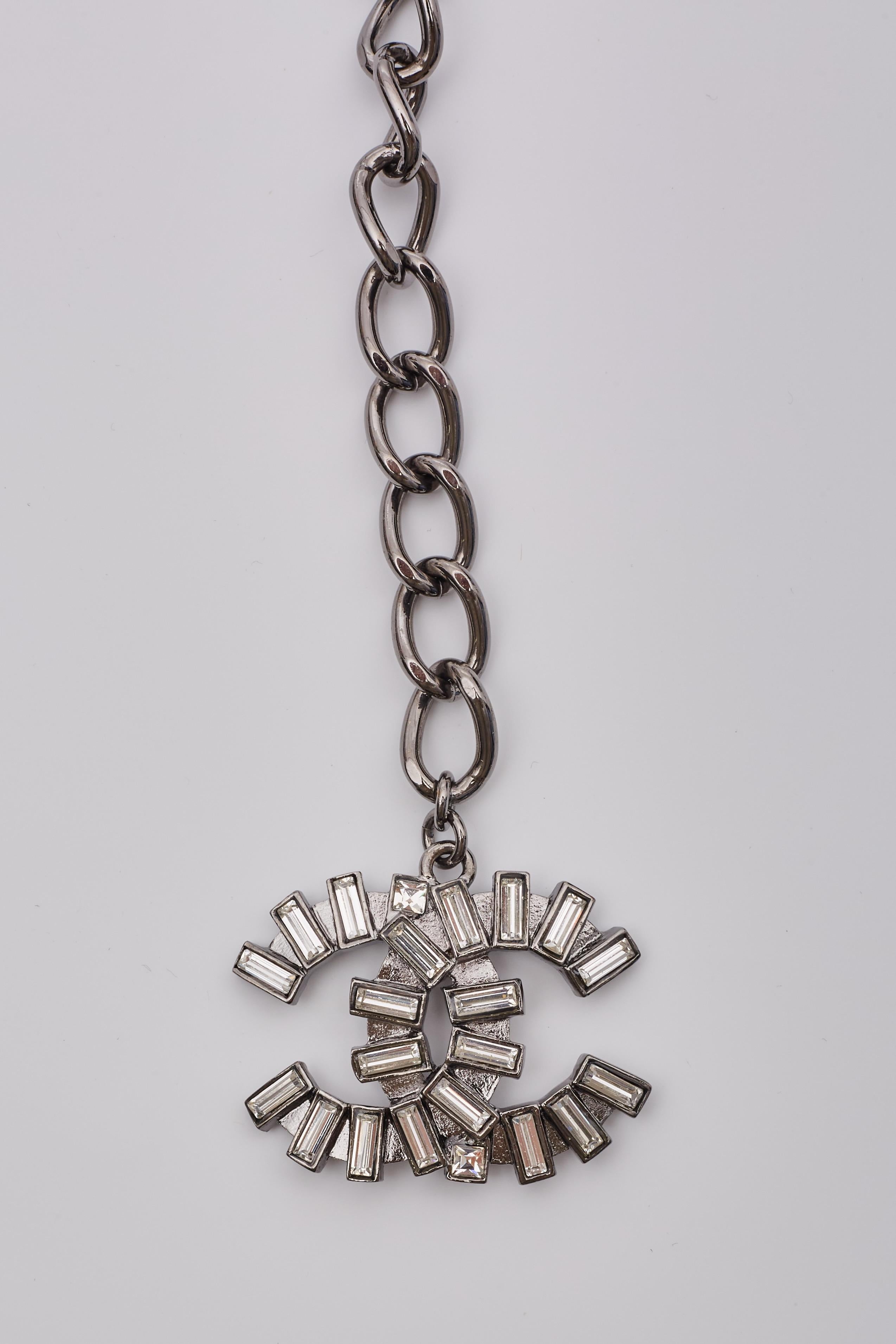 Women's Chanel Vintage CC Baguette Crystals Pendant Ruthenium Chain Link Belt For Sale