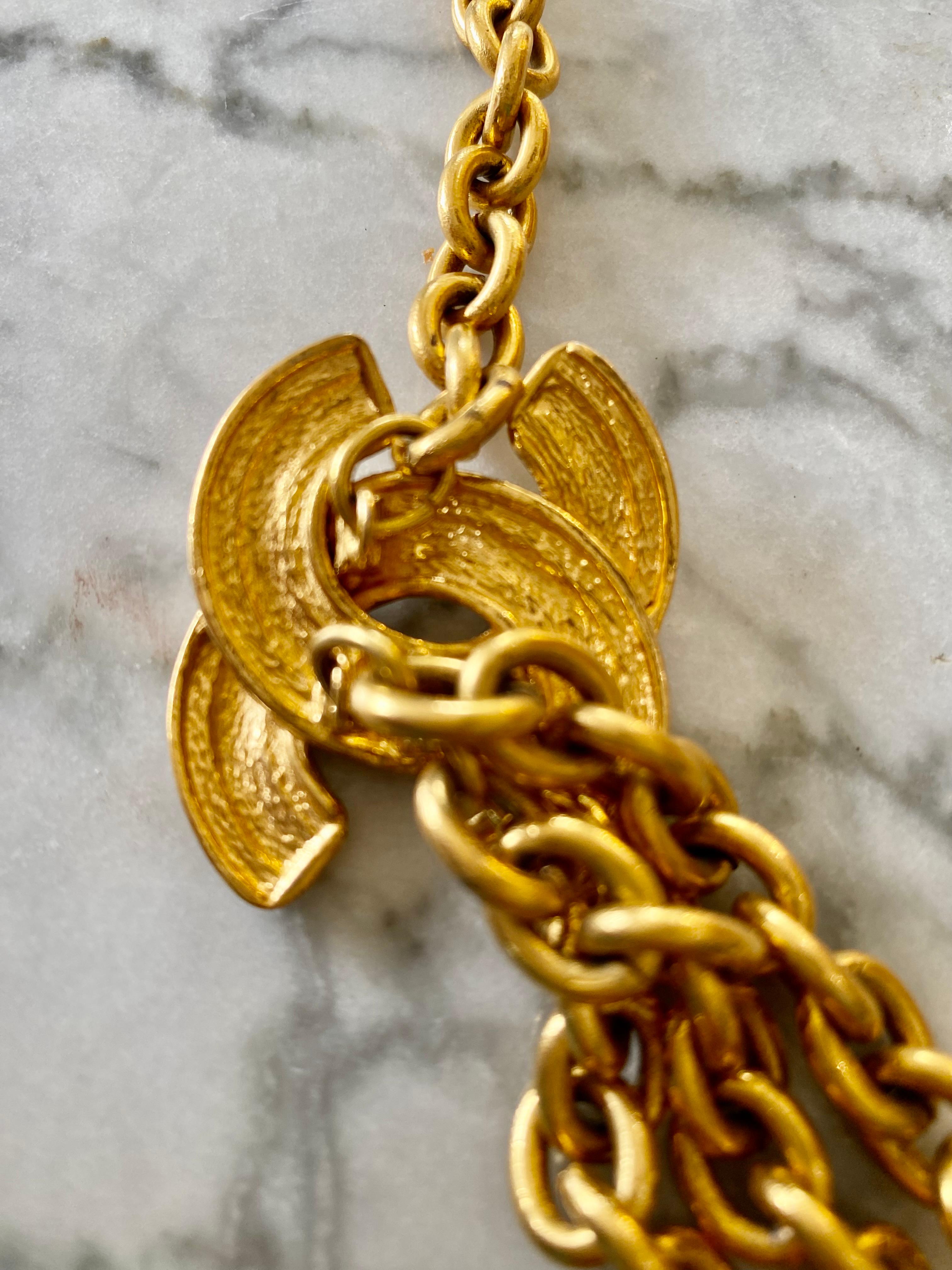 Chanel Gilt gold Chain with a 2 large medaillon CC Vintage ,France 1990s

This Chanel neklace  is from 1990s. It is in really good condition. The belt is made of metal gilded  It's hallmarked Chanel on the 2 hook, and on the metal plate. The CC