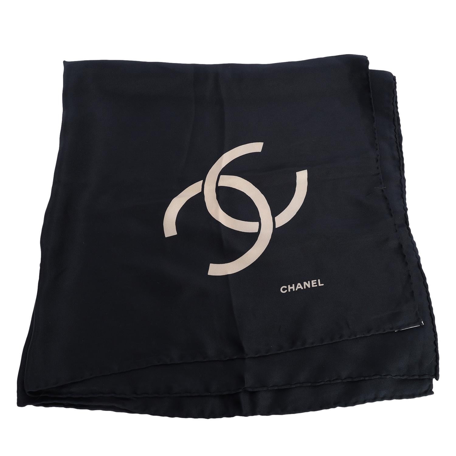 Écharpe vintage Chanel CC noire en soie avec logo en vente 6