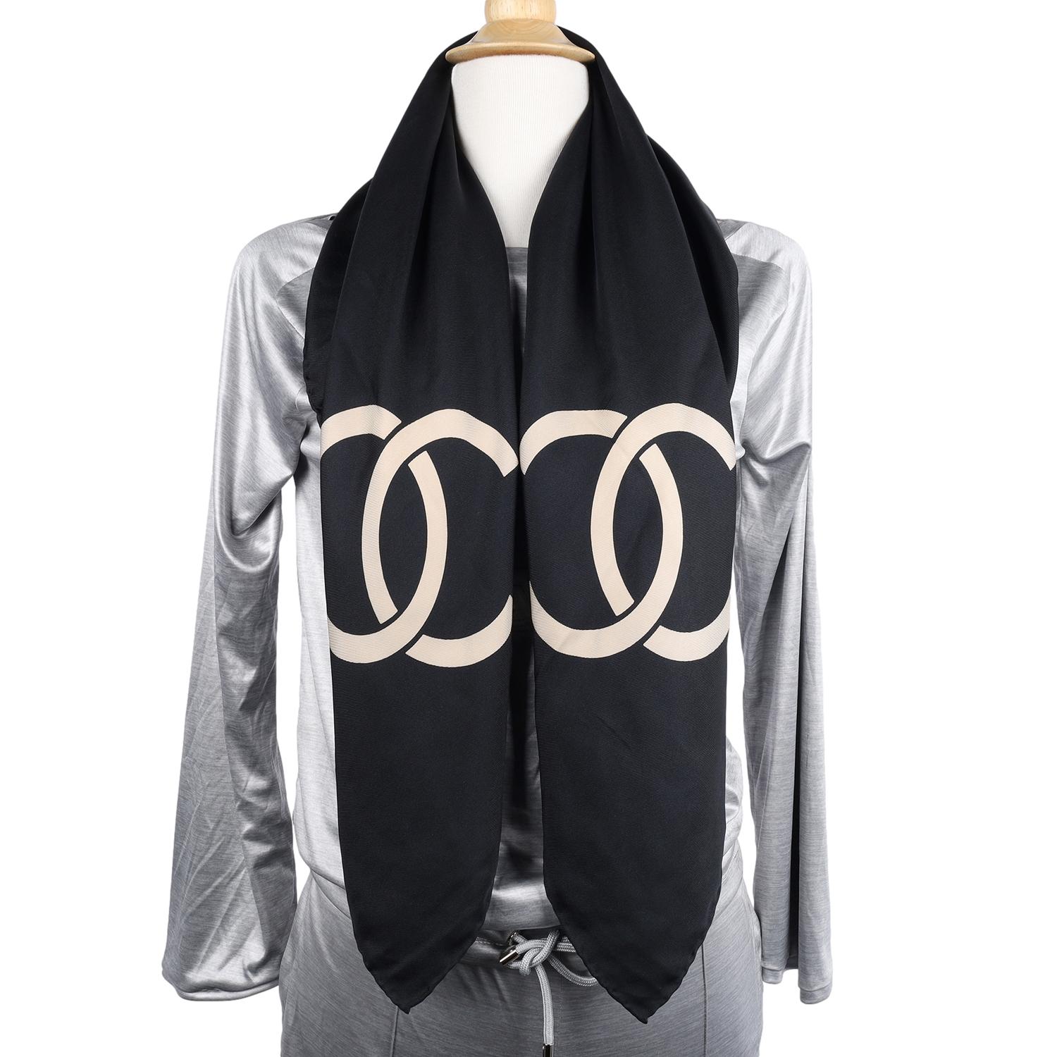 Autentico foulard in seta Chanel CC Logo in beige e nero. Raro, da non perdere. Molto bello! 
Questo elegante foulard in seta ti avvolge letteralmente in una coperta di delicata morbidezza. L'iconico modello è stato rivitalizzato con accenni di
