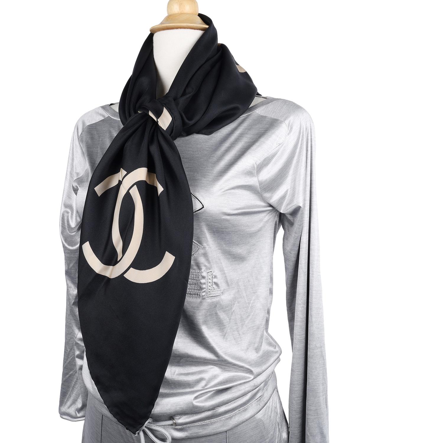 Écharpe vintage Chanel CC noire en soie avec logo Excellent état - En vente à Salt Lake Cty, UT