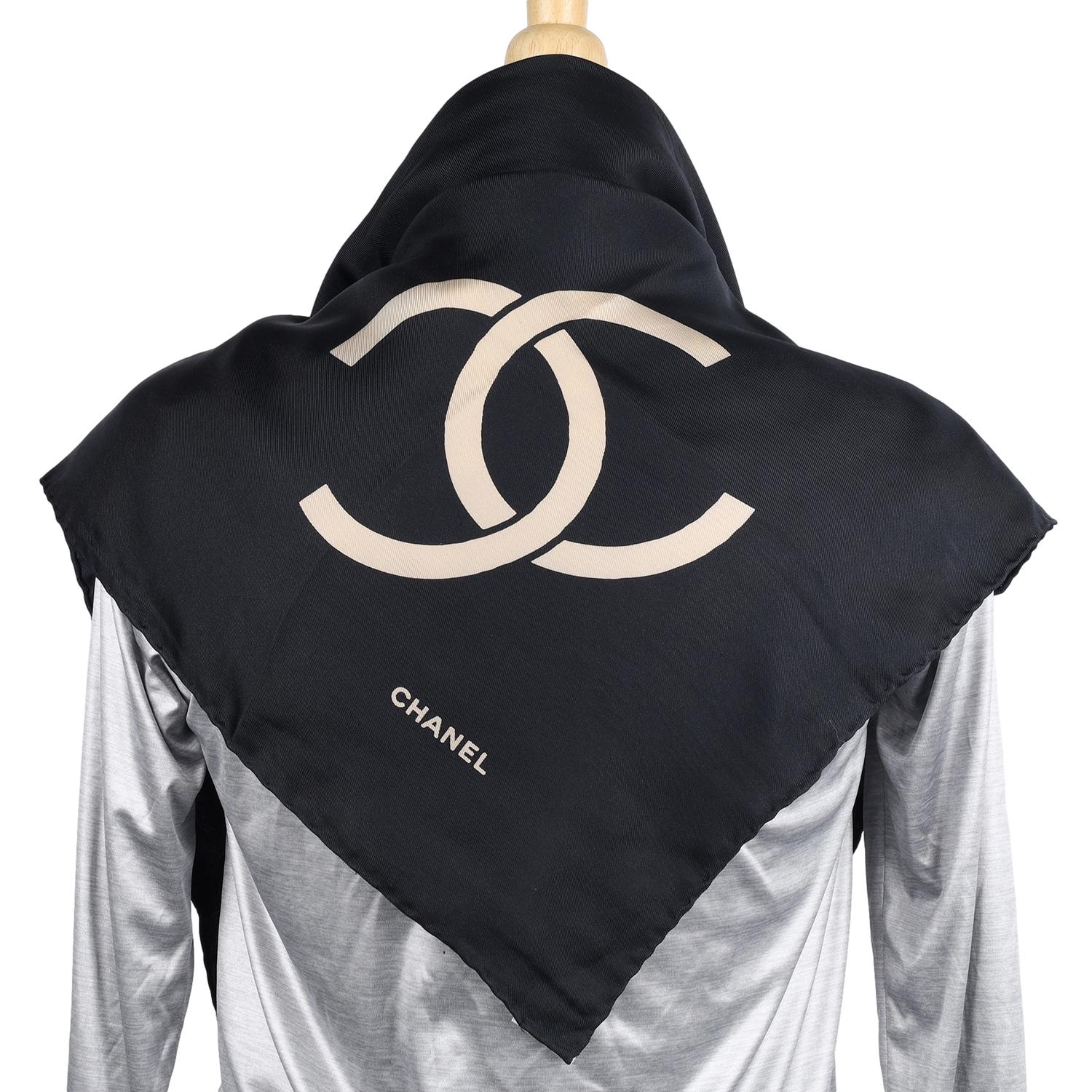 Écharpe vintage Chanel CC noire en soie avec logo Pour femmes en vente