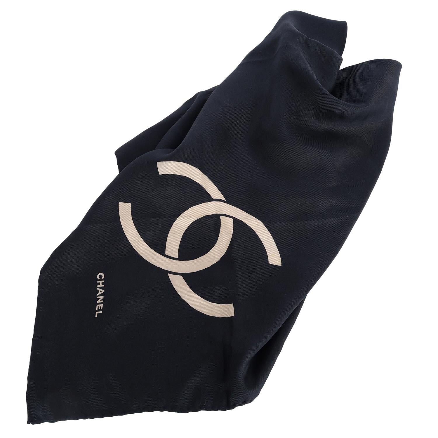 Écharpe vintage Chanel CC noire en soie avec logo en vente 1
