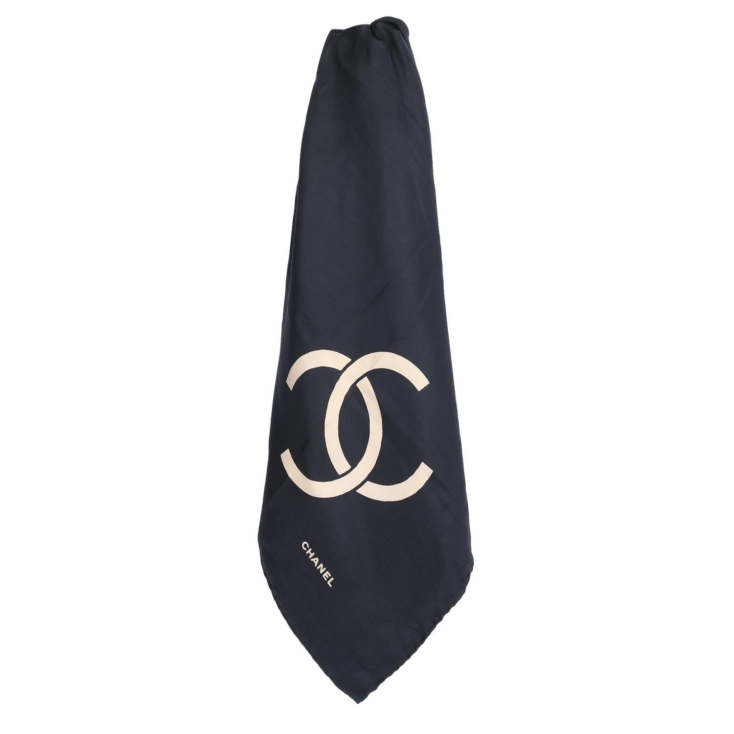Écharpe vintage Chanel CC noire en soie avec logo en vente 2