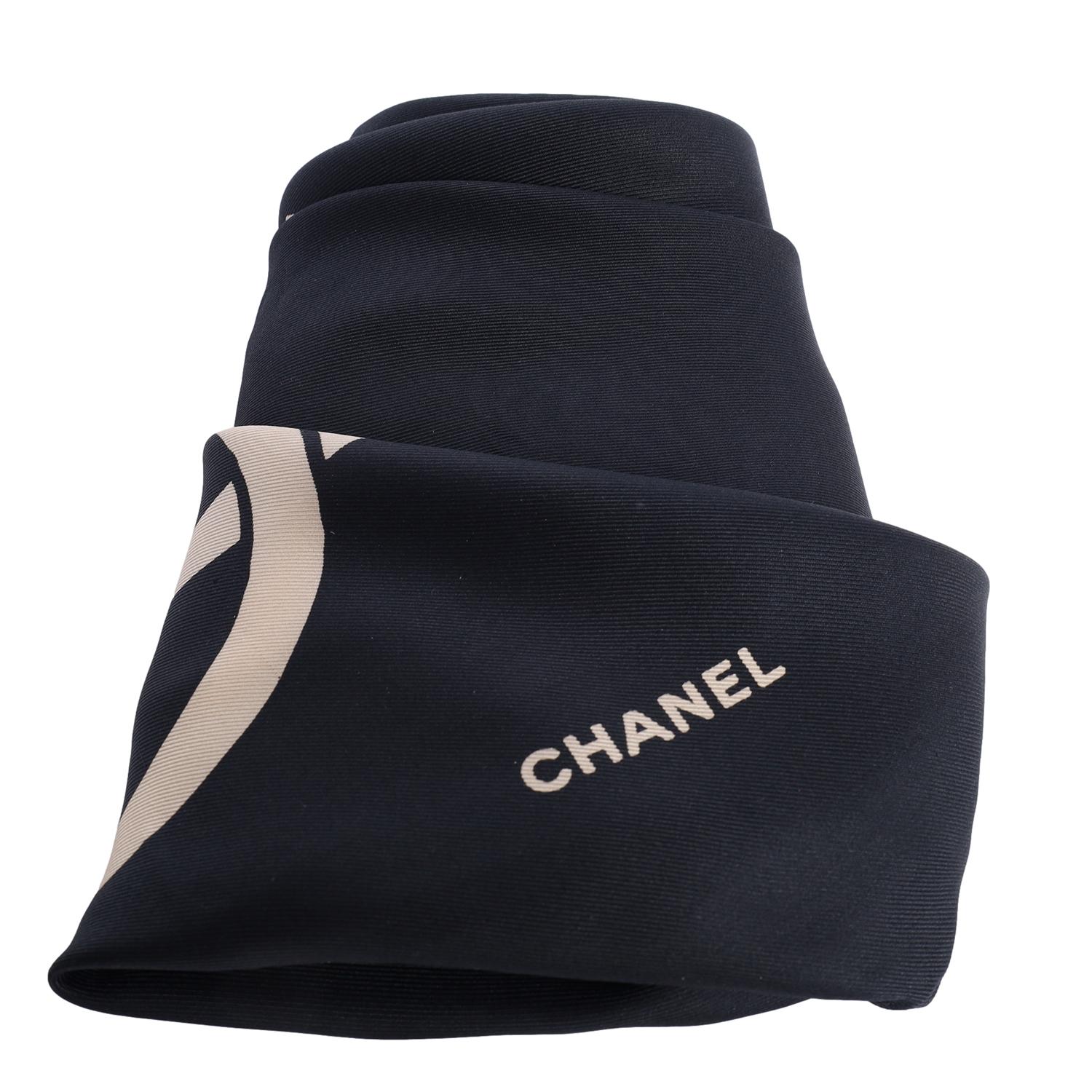 Écharpe vintage Chanel CC noire en soie avec logo en vente 3