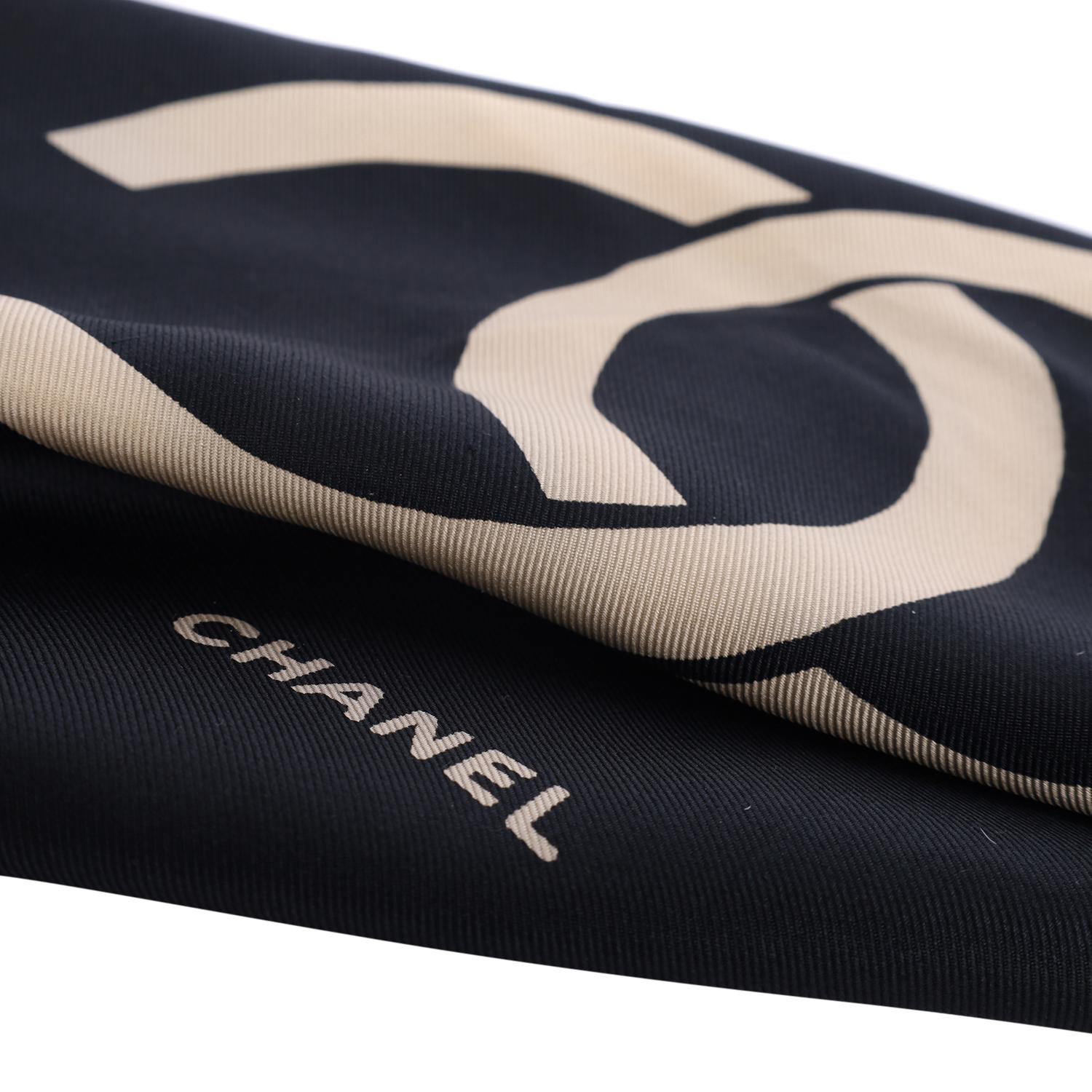 Écharpe vintage Chanel CC noire en soie avec logo en vente 4
