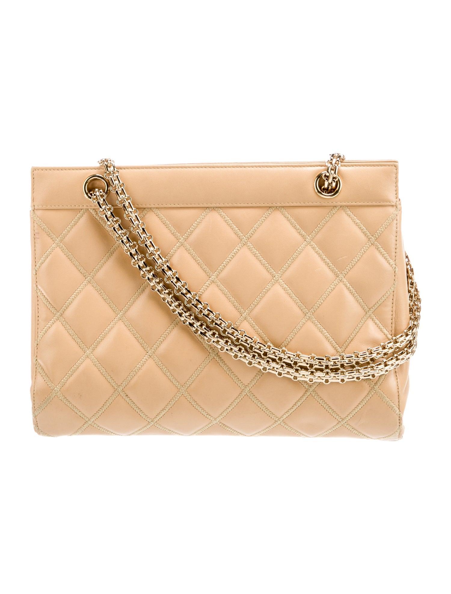 Chanel Vintage CC Piel de cordero  Bolso bandolera de piel con marco de cadena dorada en Bastante bueno estado para la venta en Montreal, Quebec