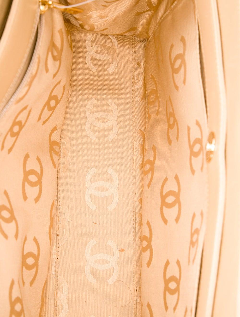 Chanel Vintage CC Piel de cordero  Bolso bandolera de piel con marco de cadena dorada en venta 1