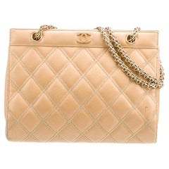 Chanel Vintage CC Piel de cordero  Bolso bandolera de piel con marco de cadena dorada