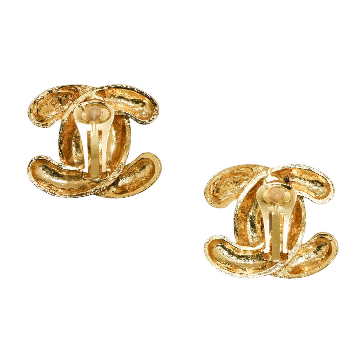 Beautiful vintage quilted clip-ons by Chanel
Condition : excellent
Made in France
Material : gold plated metal
Color : golden
Dimensions : 4.3 x 3 cm
Stamp : yes
Year : 1990-1992
Details : stunning quilted clip-on earrings reminding of the brand's
