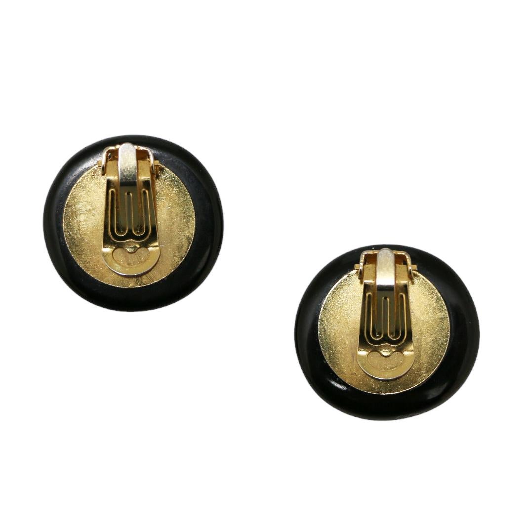 Wonderful vintage CHANEL clips in black resin
Condition: very good
Made in France
Model : clip-on earrings
Material: resin
Color: black, beige
Back : gold-plated metal with cryptogram
Year: Autumn/Winter 1995
Dimensions: 3 cm diameter