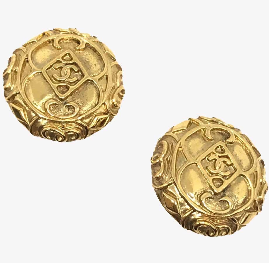 Find the essence of CHANEL in these round golden metal clips with the famous CC emblem as a signature. A classic!
CHANEL clips are vintage and in good condition. They are in gilded metal with some signs of wear in places. They measure 3 cm in