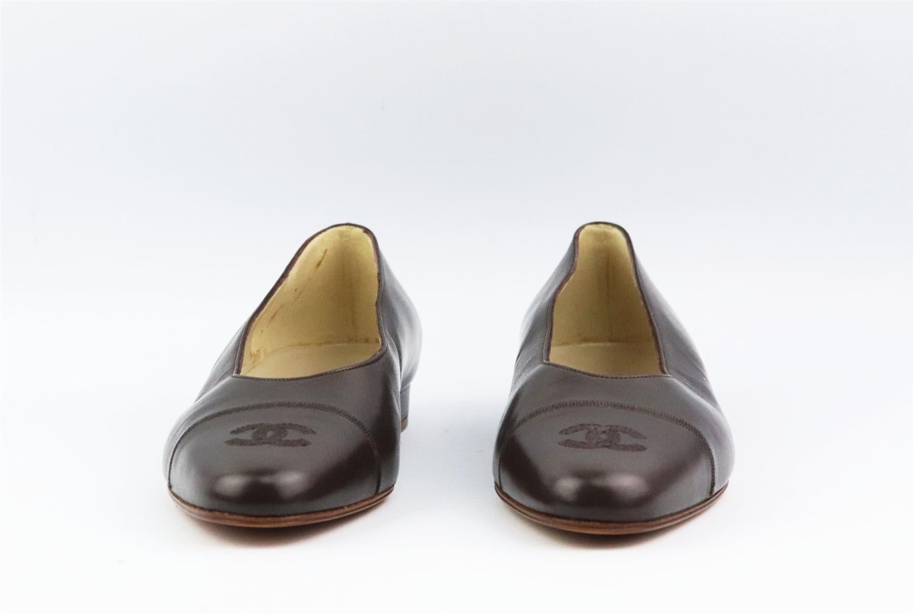 These vintage ballerina flats by Chanel are always stand out pieces, even designs as classic as these flats, made in Italy from brown leather that are balanced out with an almond toe and CC embroidered detail. Sole measures approximately 10 mm/ 0.4