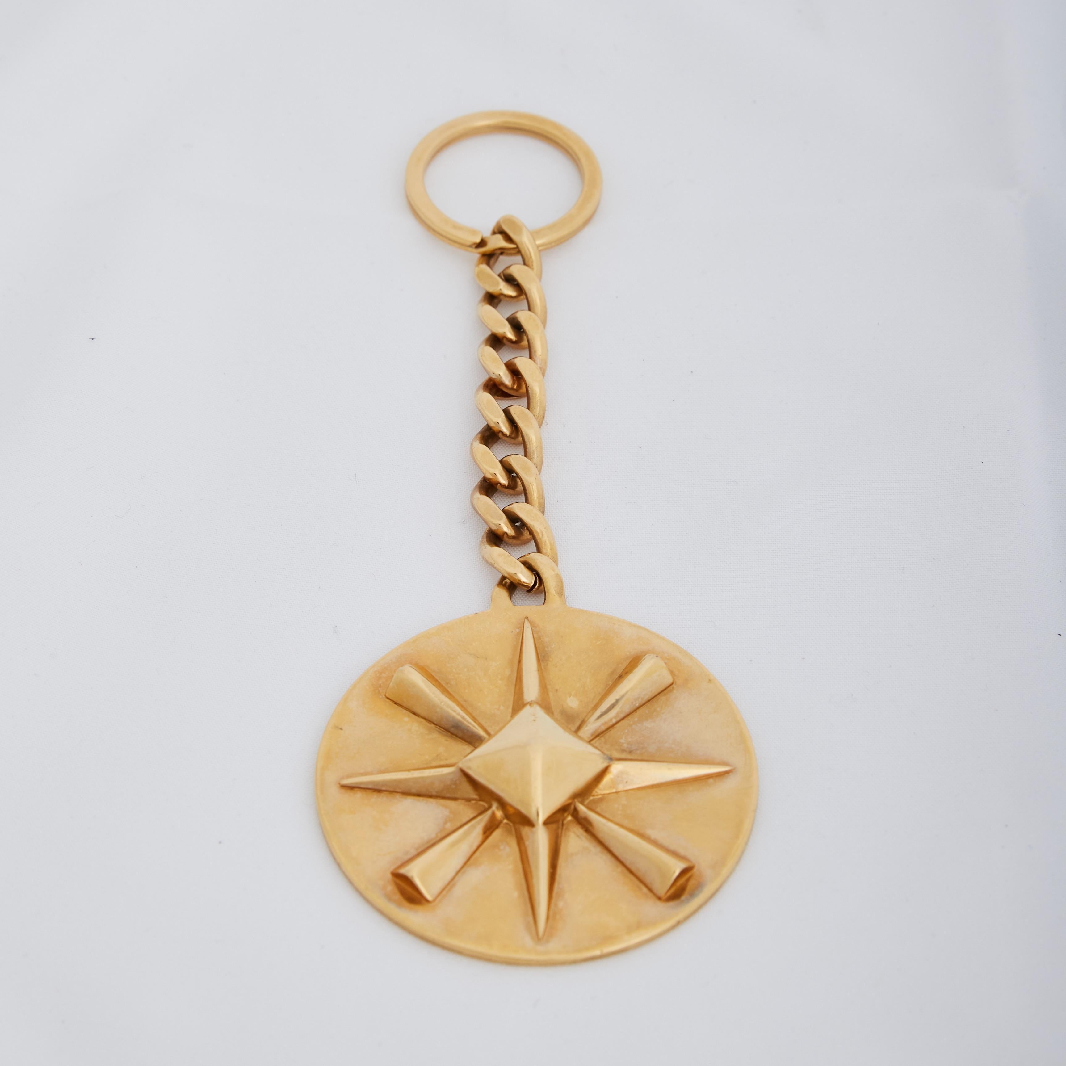 Color: Gold tone
Material: Metal
Markings: 93 [logo] P
Pendant: L 2.4” x W 2.4”
DROP: 3”
COMES WITH: Box
CONDITION: Very good - faint hairline scratches.

Made in France