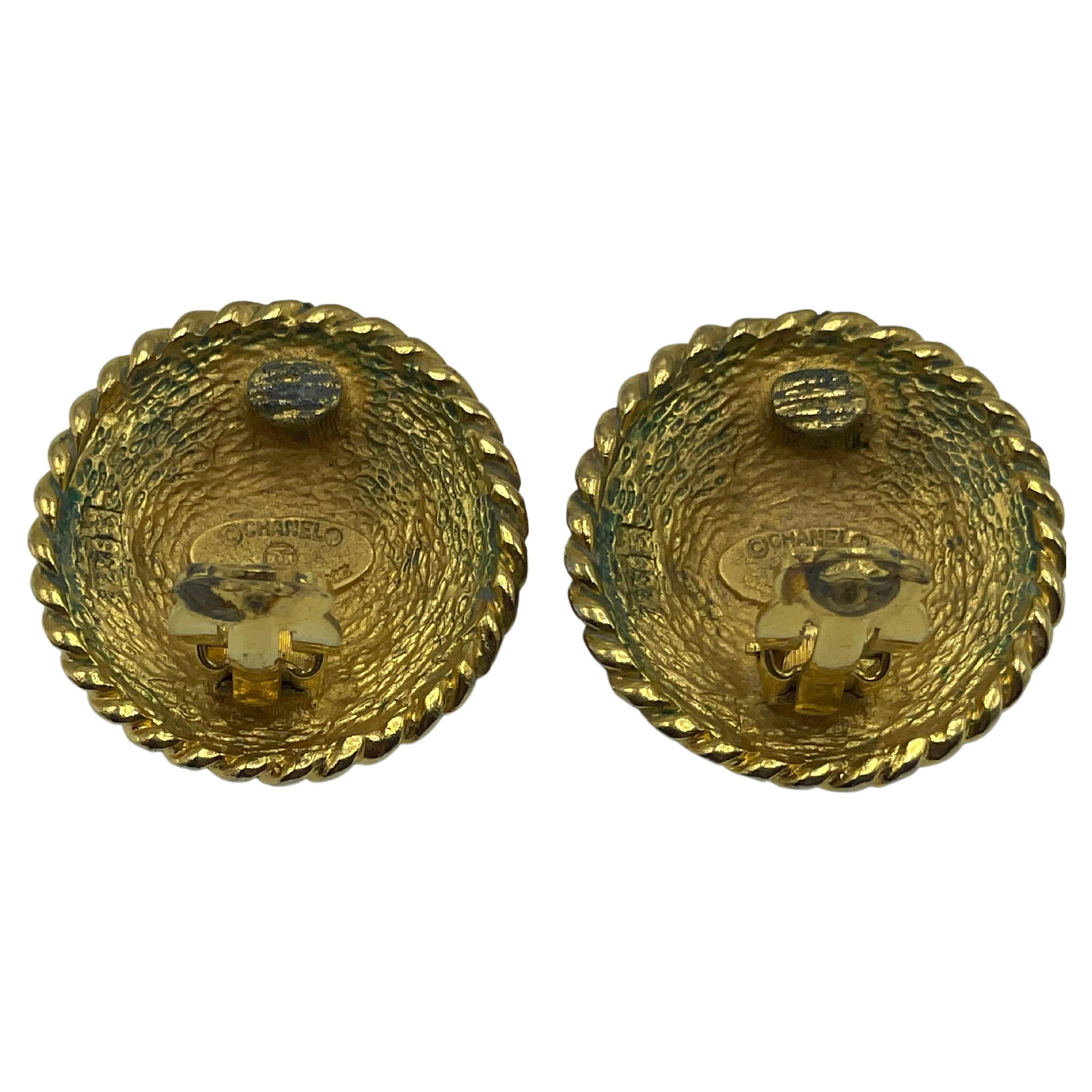 Chanel Vintage CC Gold Toned Clip-On Earrings  In Good Condition For Sale In Palm Beach, FL