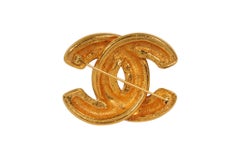 Broche Chanel vintage matelassée à motif CC, finition dorée