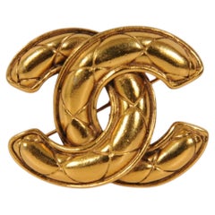 Broche Chanel vintage matelassée à motif CC, finition dorée