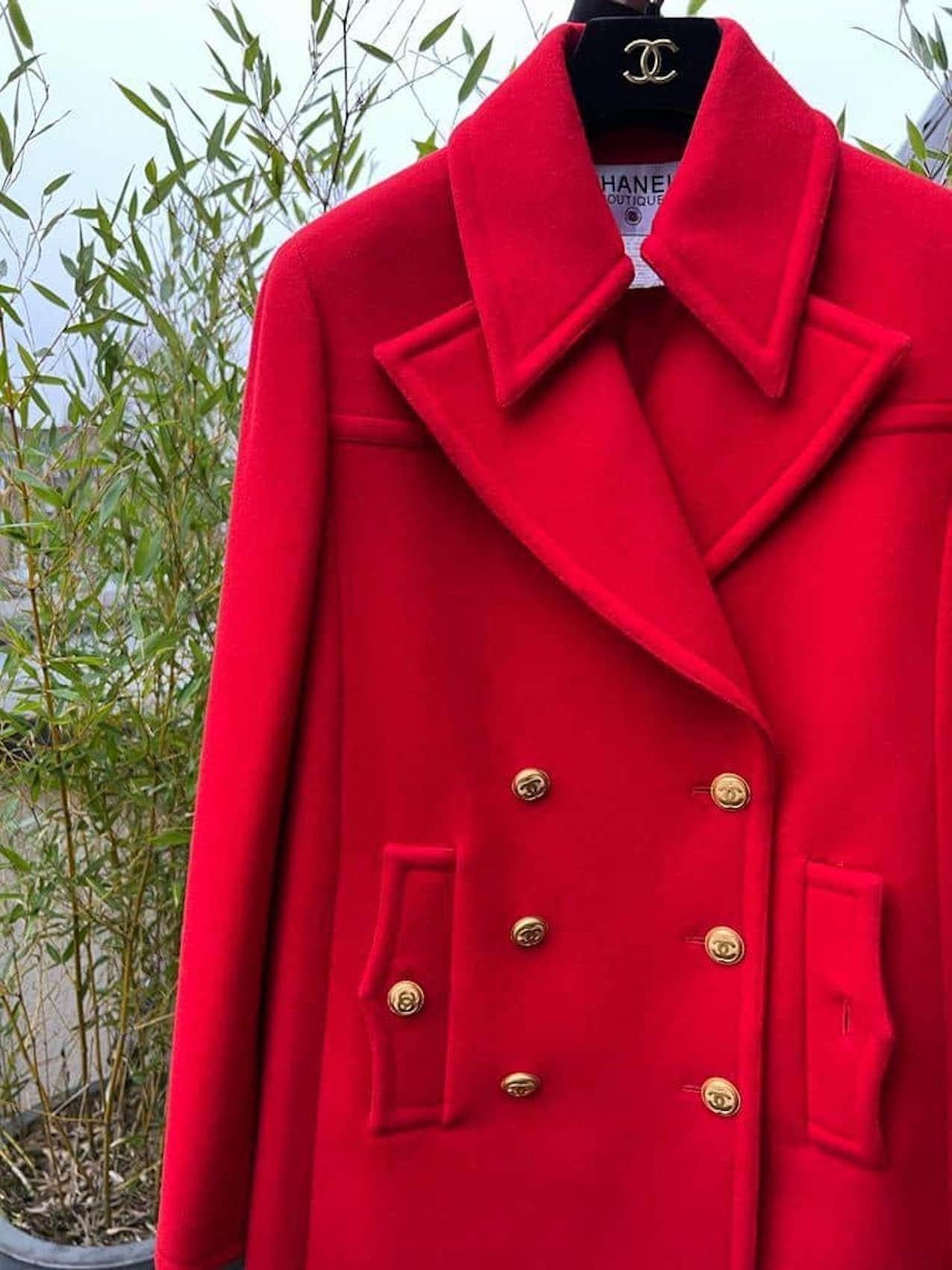 CHANEL Vintage CC Logo 12 Buttons Double-Breasted Jacket Coat 1990s

A stunning 90s double breasted Chanel jacket-coat (77 cm long) in letter box red with 12 CC logo buttons. It is handcrafted with pure wool, double silk lining with CC logo pattern.