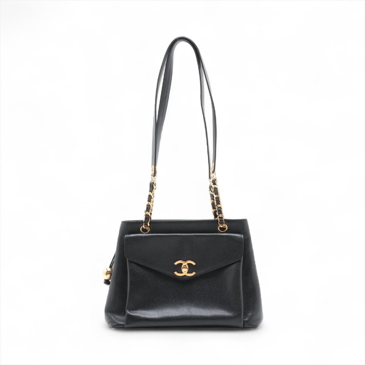 El Bolso Tote Chanel Vintage CC Logo Caviar Piel Bolsillo Cadena en Negro es una pieza atemporal que muestra la elegancia icónica y la artesanía de la marca. Fabricado en resistente piel de caviar, este bolso clásico lleva el emblemático cierre