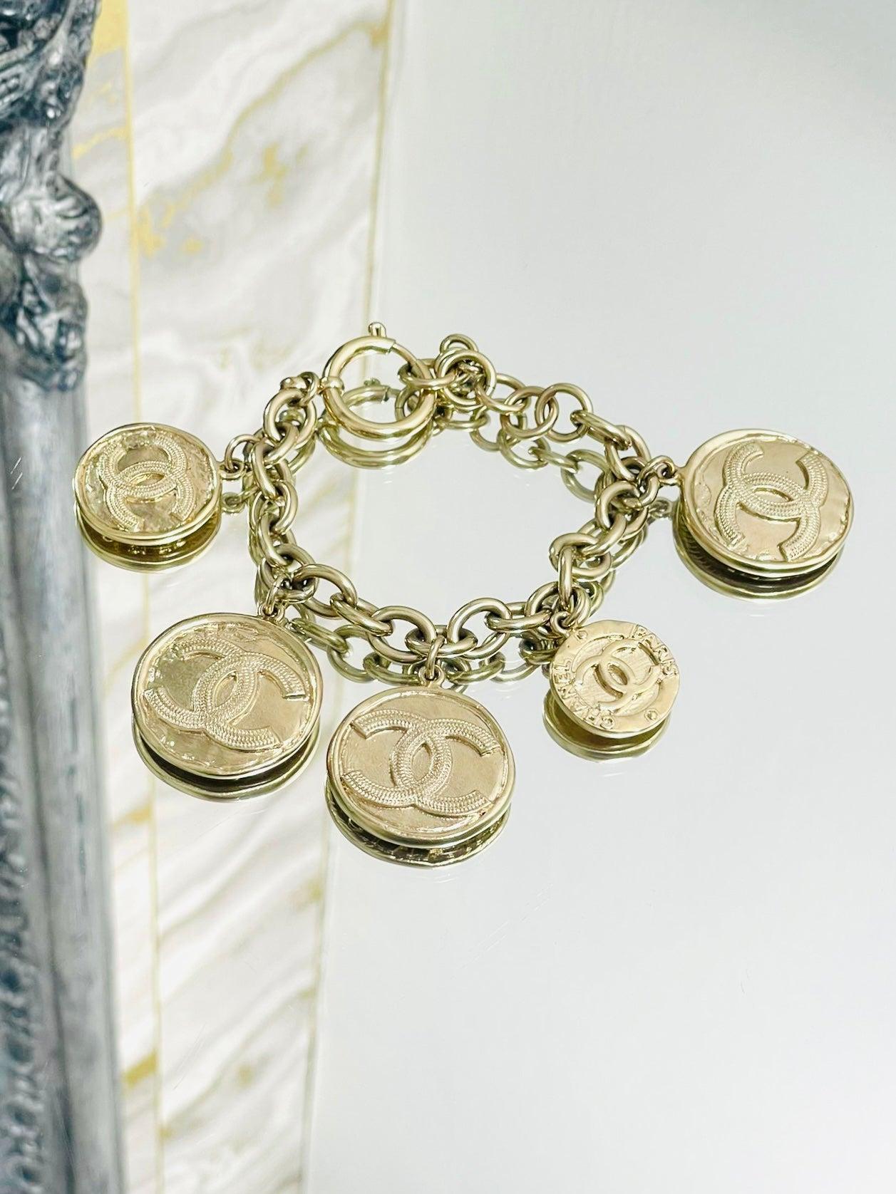 Moderne Chanel Vintage 'CC' Logo Coin Bracelet en vente