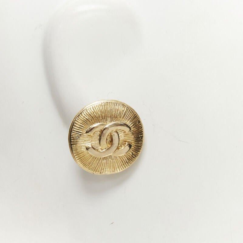 Women's CHANEL Vintage CC logo gold starburst textured clip on earrings For Sale