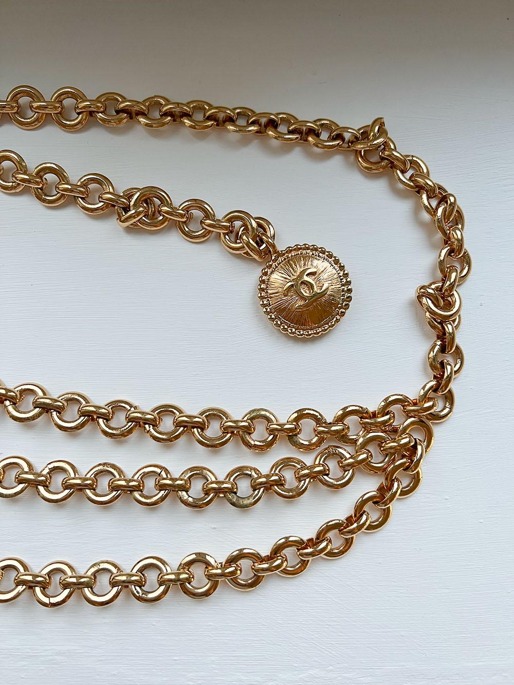 Beige Ceinture collier Chanel vintage en or avec médaillon et logo CC, France, années 1990