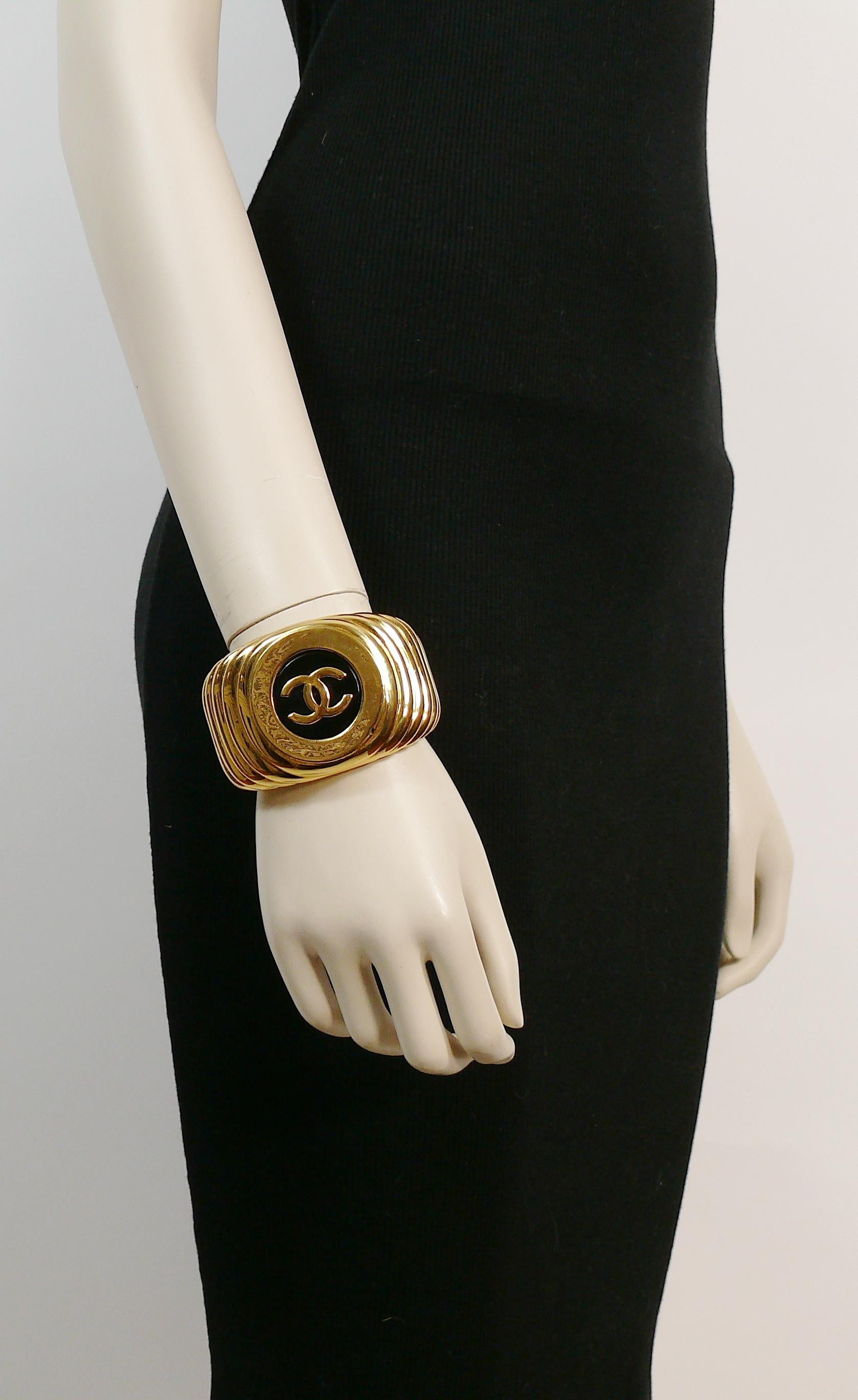 CHANEL vintage ribbed design cuff bracelet featuring a CC logo on a black resin background at the center.

Collection 23 (Year : 1988).

Embossed CHANEL 2 3 Made in France.

Indicative measurements : inner measurements approx. 5.7 cm x 4.2 cm (2.24