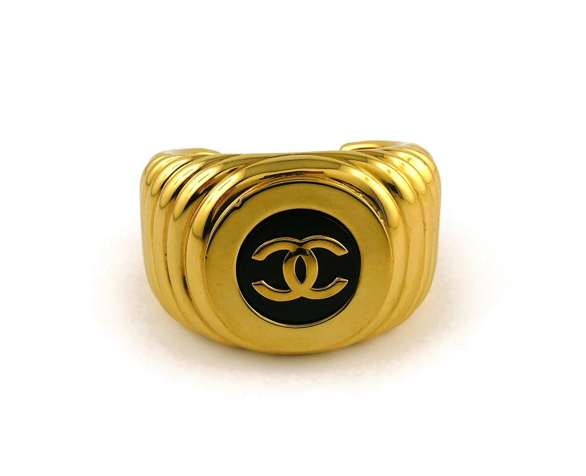 Chanel Vintage CC Logo Ribbed Cuff Bracelet In Good Condition In Nice, FR