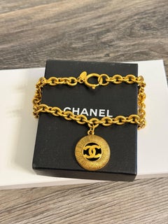 CHANEL - Collier Vintage CC Medallion avec chaîne en or