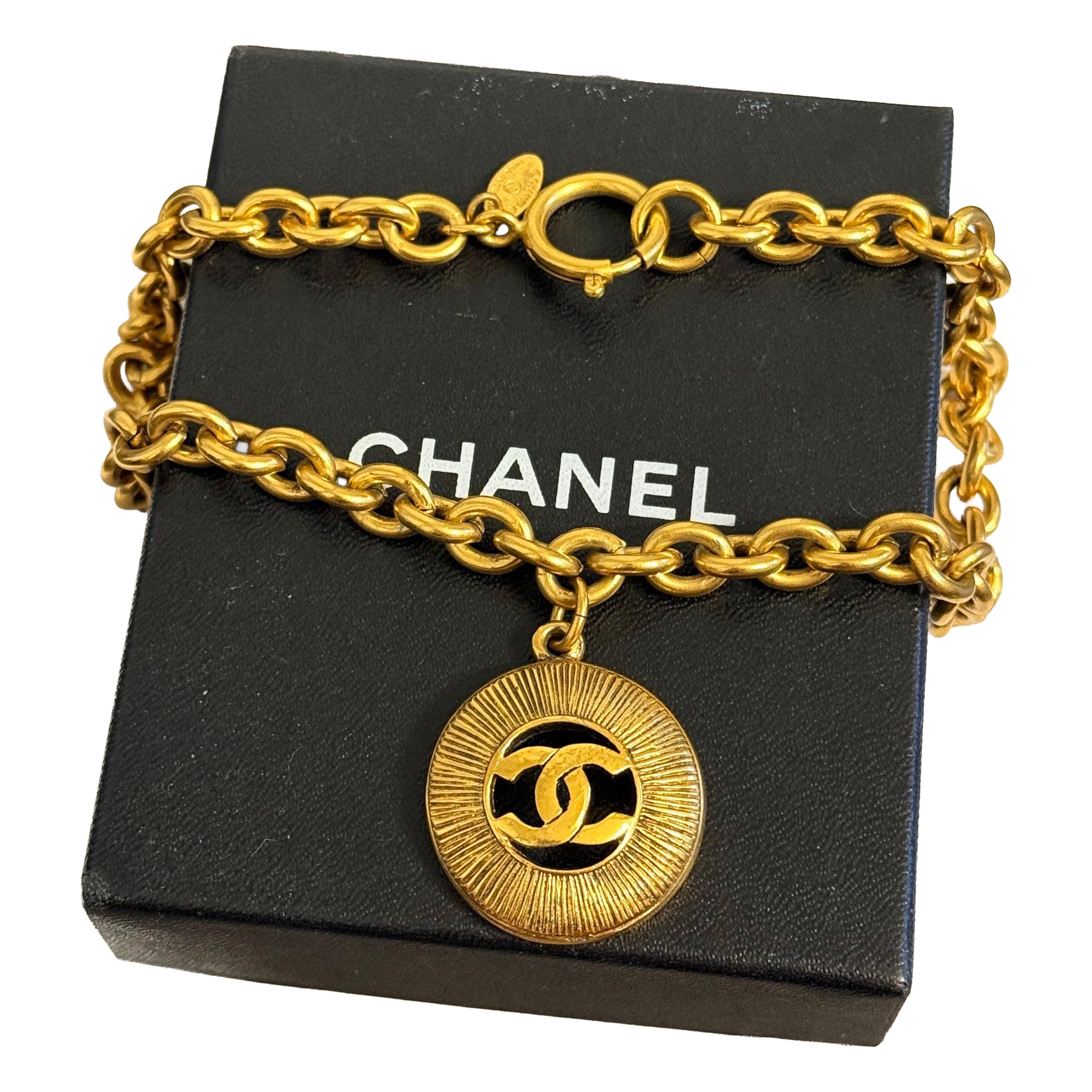 CHANEL Vintage CC Medaglione Collana con catena d'oro in vendita