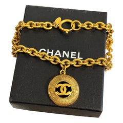 CHANEL - Collier Vintage CC Medallion avec chaîne en or