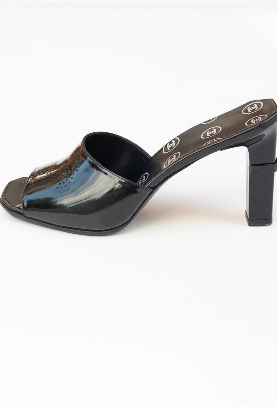 Chanel Vintage CC Patent Schwarz Mules Barbie Heels Sz 36 für Damen oder Herren im Angebot
