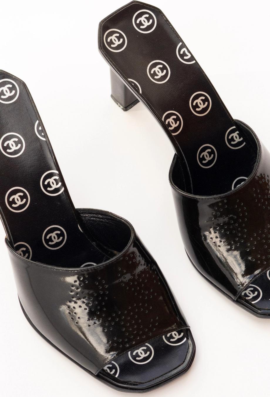 Chanel Vintage CC Patent Schwarz Mules Barbie Heels Sz 36 im Angebot 1