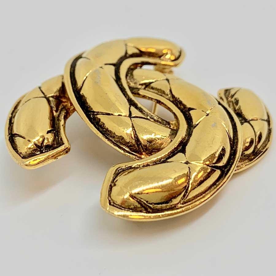 CHANEL brooch representing a CC in gold metal with a beautiful quilted effect. It's a vintage jewel of the 90s.
This brooch is in good condition. Some slight traces of use and discoloration of the metal (see photo).
Its dimensions are: 4.5 cm long