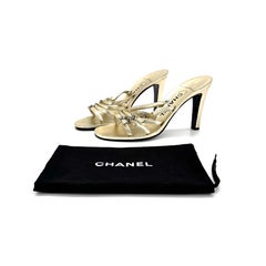 Chanel Vintage CC Strass-Sandalen mit Logo, goldfarben, metallisch, mehrere Riemen, Größe 36.5