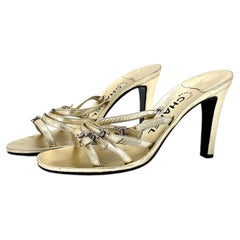Chanel Vintage CC Strass-Sandalen mit Logo, goldfarben, metallisch, mehrere Riemen, Größe 36.5