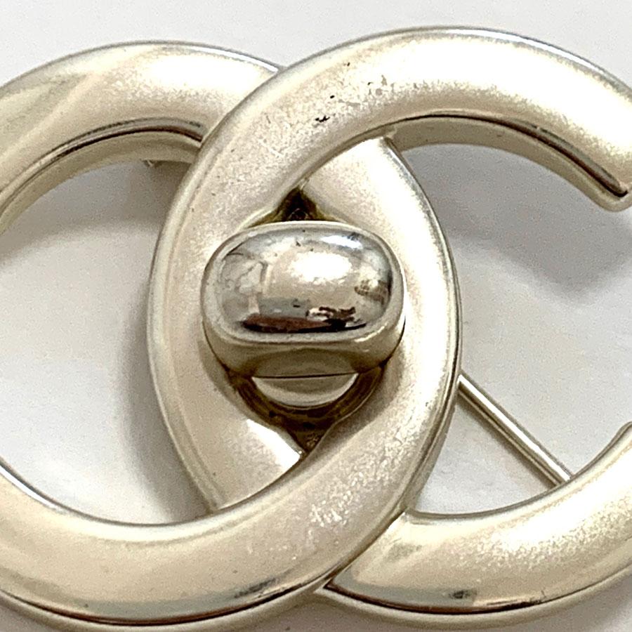 Very beautiful brooch from Maison CHANEL, representing a CC. It is entirely in slightly matt silver metal. It is a vintage jewel. 
The brooch comes from the spring-summer 1996 collection. Made in France.
Some details on this CC CHANEL silver