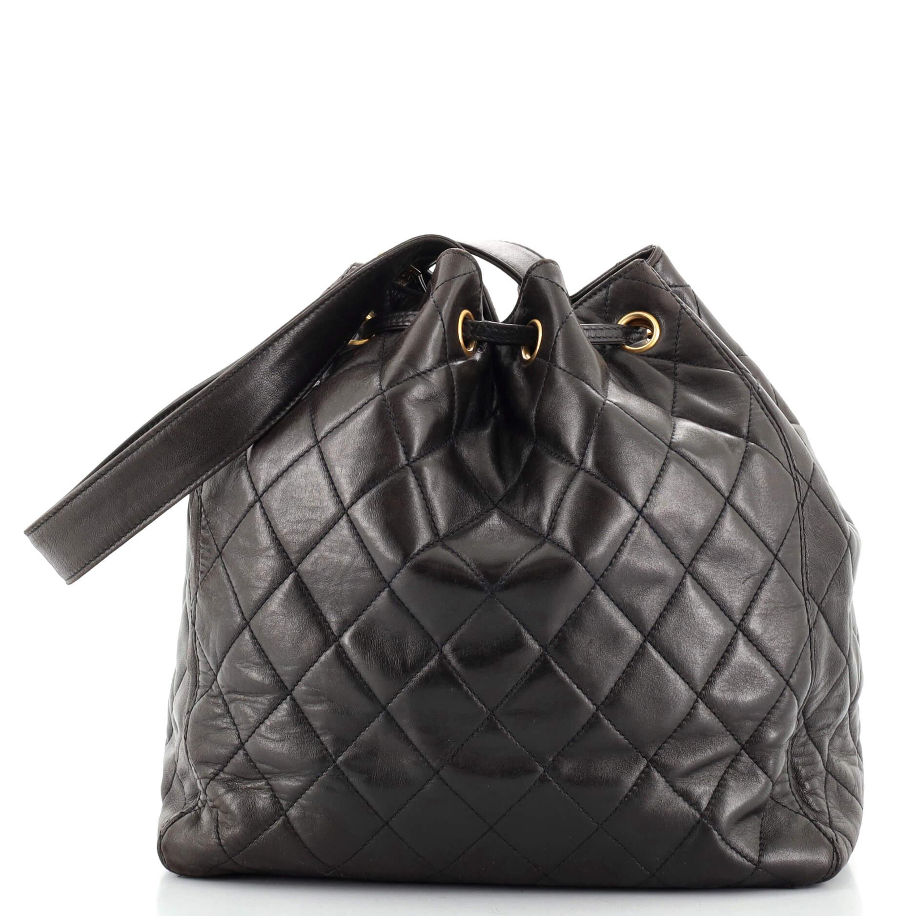 Chanel Vintage CC Strap Drawstring Bucket Bag Gestepptes Lammfell Medium (Schwarz)