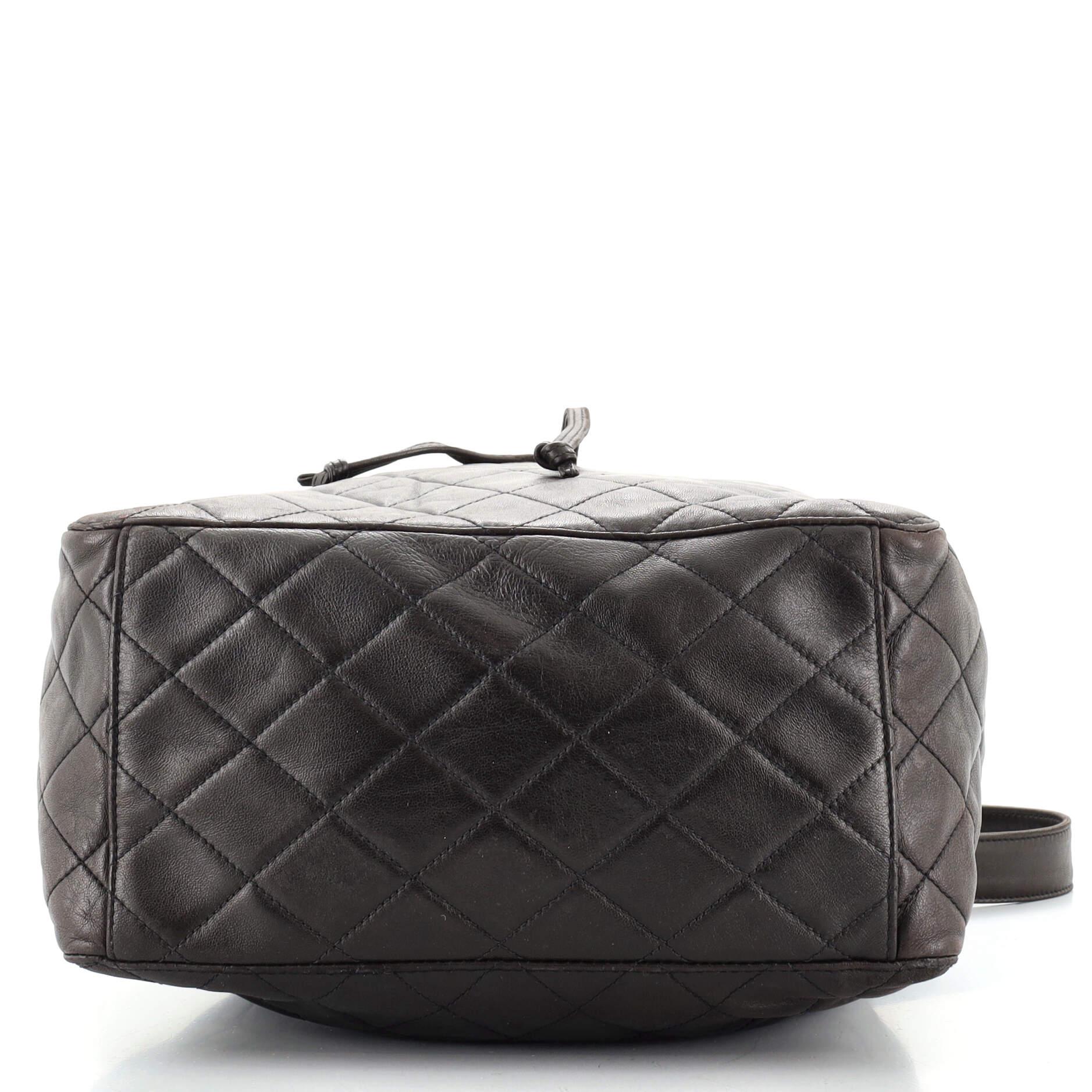 Chanel Vintage CC Strap Drawstring Bucket Bag Gestepptes Lammfell Medium im Zustand „Gut“ in NY, NY