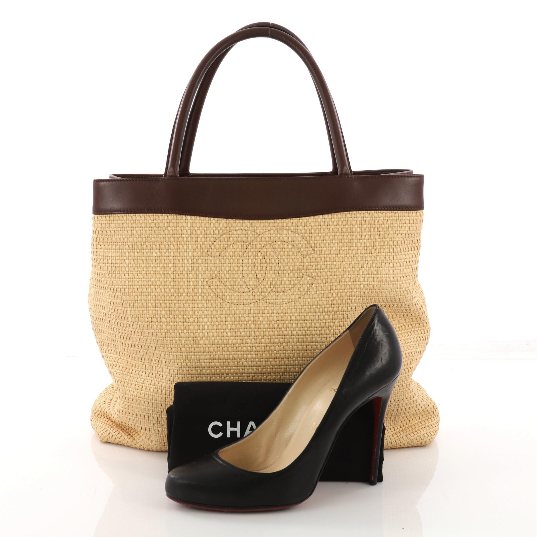 This Chanel Vintage CC Tote Raffia Large, crafted in beige raffia, features dual-rolled leather handles, stitched CC logo and gold-tone hardware. It opens to a brown fabric interior with zip pockets. Hologram sticker reads: 5981066. **Note: Shoe