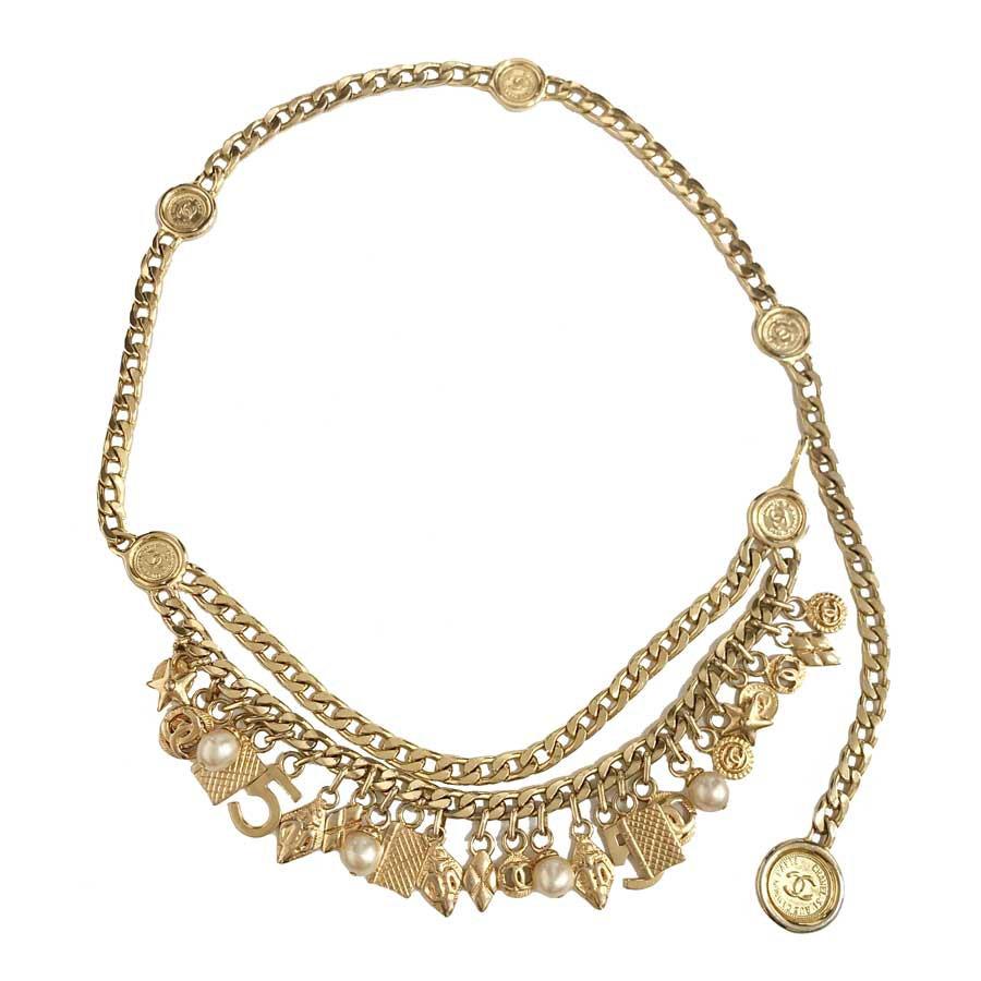 Rare CHANEL necklace-belt vintage golden chain.
Collector! Splendid long necklace from Maison CHANEL. A real gem!
It is embellished with a second chain in golden mesh on which you will find the emblematic charms of the House: pearls, Number 5,