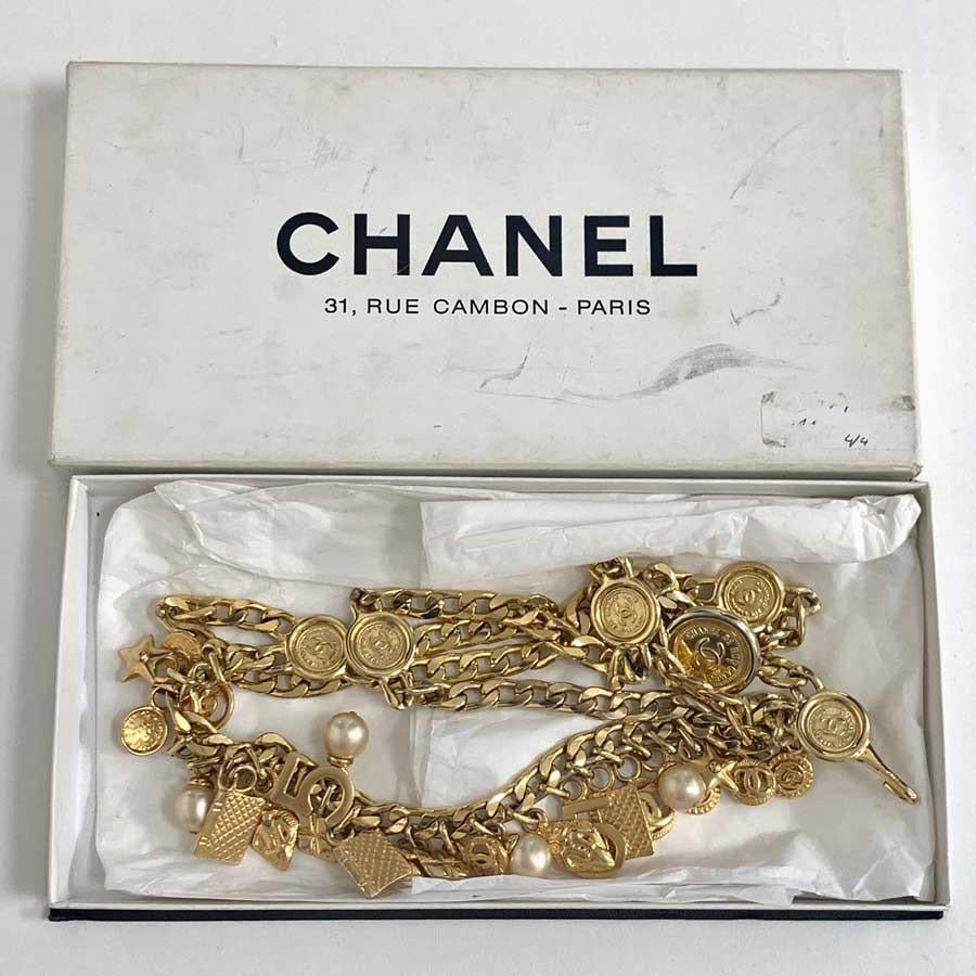 CHANEL Vintage Chain and Charms Necklace-Belt  In Good Condition In Paris, FR