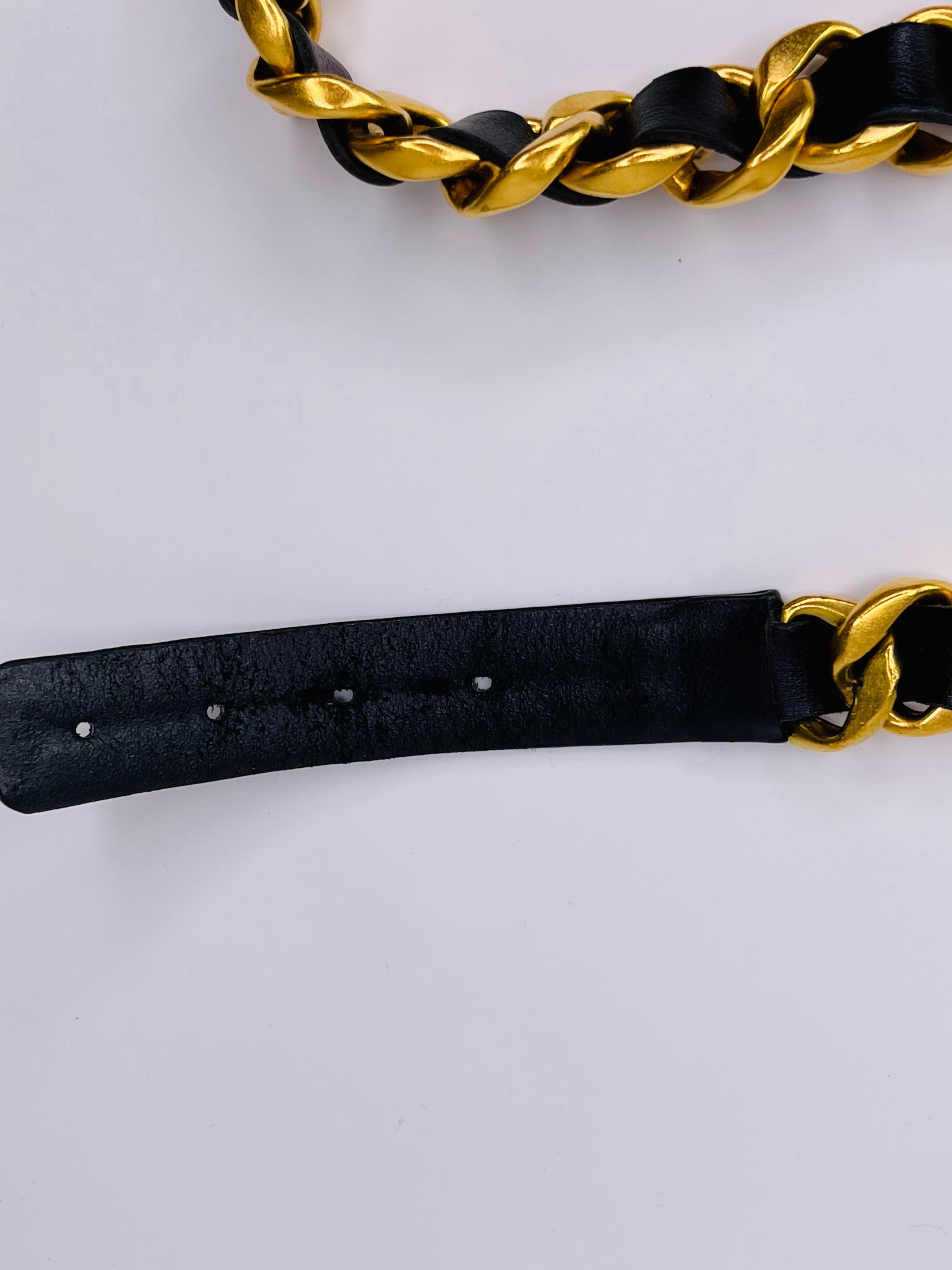 Chanel Vintage Chain and Leather Belt (Size 75/30) In Fair Condition In Montreal, Quebec